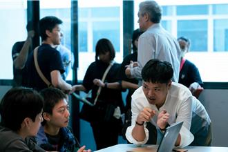 巫建和挑戰人性窺視慾望！鏡頭前大玩3P前後夾攻