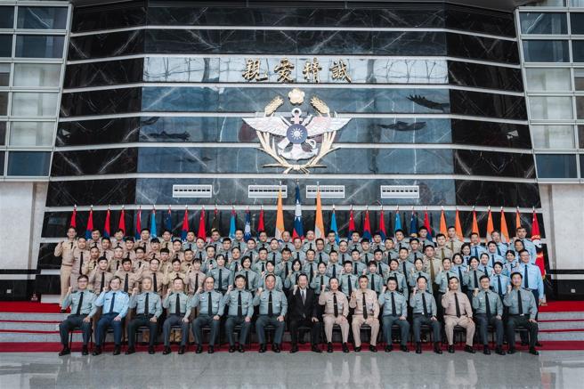 顾部长与获奖人员及单位合影留念。（军闻社记者陈彦桦摄）