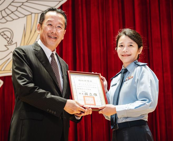 顾部长颁奖表扬优良军医人员。（军闻社记者陈彦桦摄）