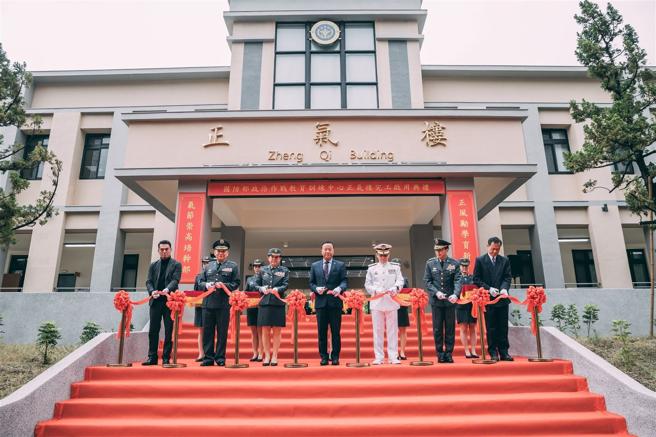 柏副部长主持政训中心正气楼启用。（军闻社记者吴柏融摄）
