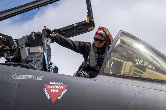 飞行经验丰富的老练飞官强生少校，带领小组顺利完成最后一次的性能展示任务。（取自DVIDS网站）