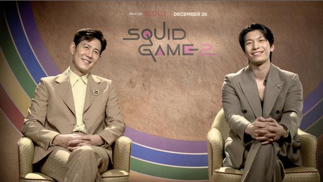 李政宰（左）、魏嘏隽为《鱿鱼游戏2》接受台湾媒体线上访问。（Netflix提供）