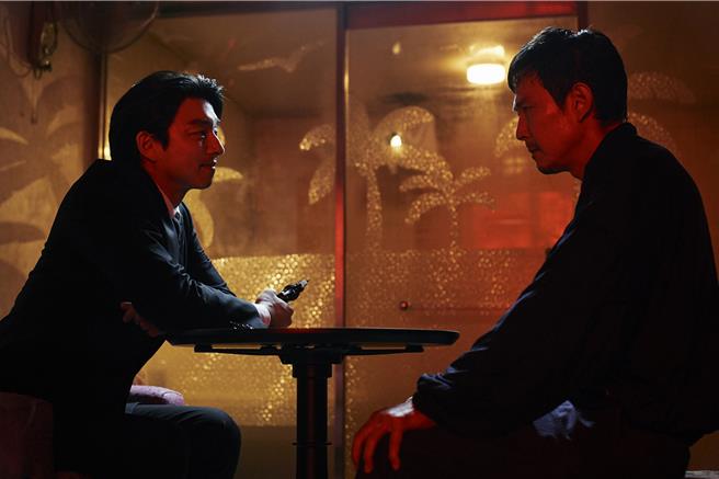 李政宰（右）在《鱿鱼游戏2》和孔刘有精彩对手戏。（Netflix提供）