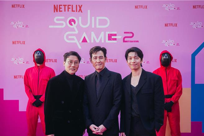 導演黃東赫（左起）日前率李政宰、魏嘏雋赴義大利盧卡漫畫節宣傳，也抽空接受台灣媒體線上訪問。（Netflix提供）