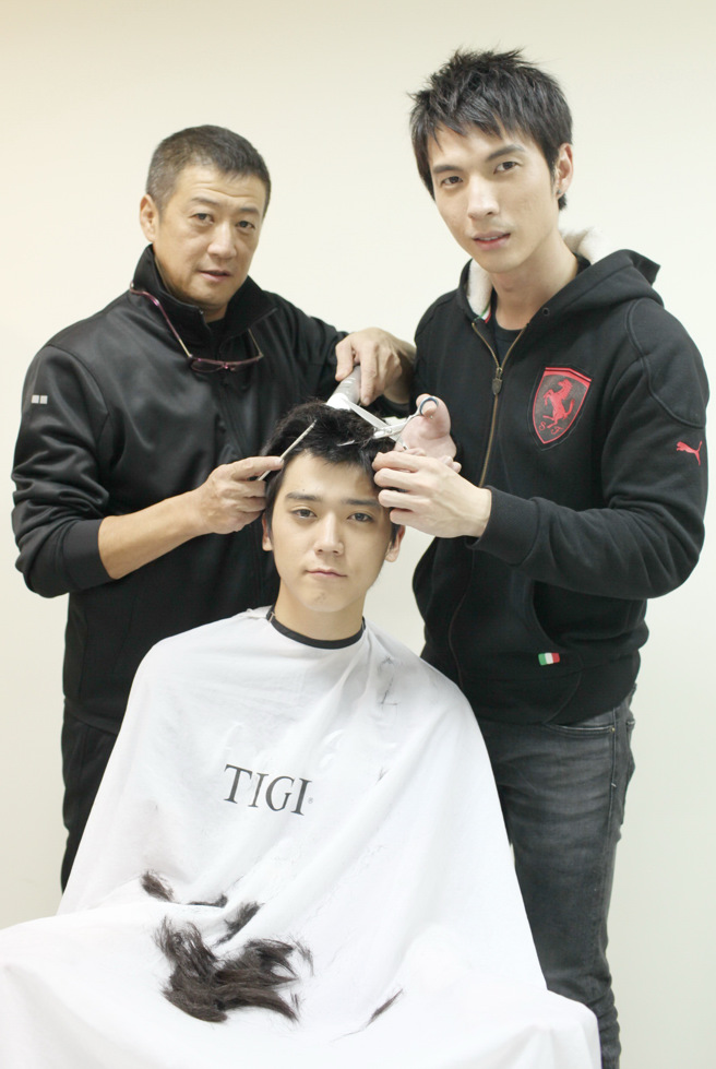 毕书尽入伍前，李亚明还亲手帮他剃头。（图／资料照）