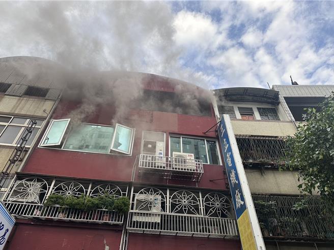 彰化市中山路一段一栋4层楼透天民宅火警，消防局获报派遣大量消防人员及消防车到场灌救，并出动云梯车到场将屋内3人救出送医。（民眾提供／叶静美彰化传真）