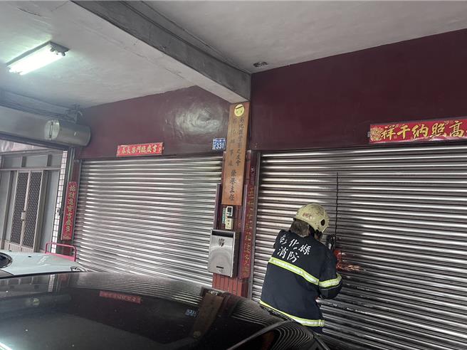 彰化市中山路一段一栋4层楼透天民宅火警，消防局获报派遣大量消防人员及消防车到场灌救，并出动云梯车到场将屋内3人救出送医。（民眾提供／叶静美彰化传真）