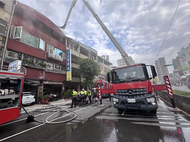 彰化市中山路一段一栋4层楼透天民宅火警，消防局获报派遣大量消防人员及消防车到场灌救，并出动云梯车到场将屋内3人救出送医。（民眾提供／叶静美彰化传真）