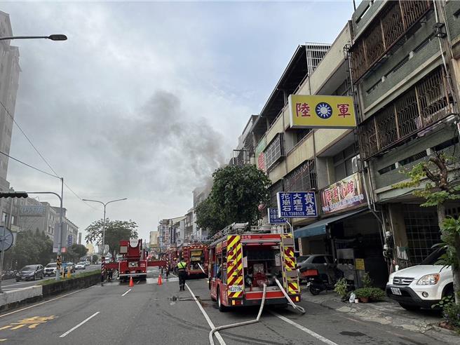 彰化市中山路一段一栋4层楼透天民宅火警，消防局获报派遣大量消防人员及消防车到场灌救，并出动云梯车到场将屋内3人救出送医。（民眾提供／叶静美彰化传真）