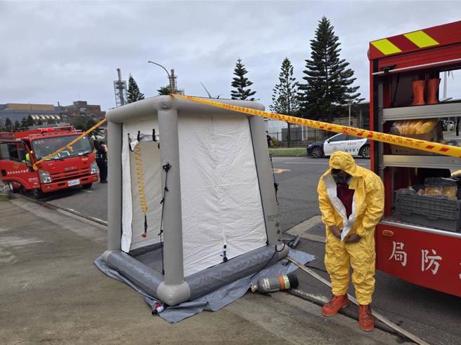 桃園市觀音區環科路上一處環保工廠，今上午大量橘黃色氣體洩漏。（消防局提供／廖姮玥桃園傳真）