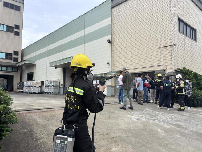 桃園市觀音區環科路上一處環保工廠，今上午大量橘黃色氣體洩漏。（廖姮玥攝）