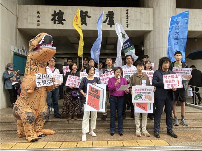 立委范雲與高教工會及台灣學生聯合會今天於立法院外召開記者會，要求教育部提出《大學法》修法草案。（林志成攝）