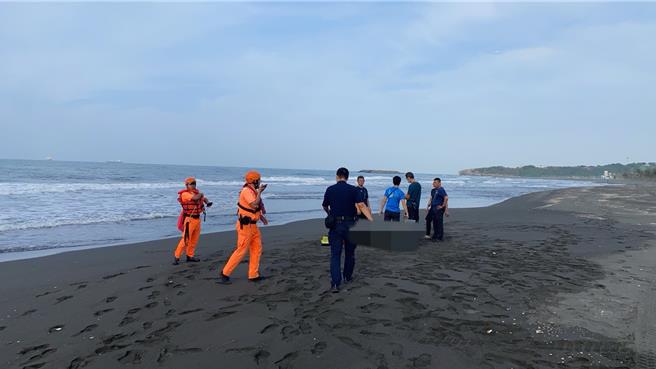 男子被救起时已无生命迹象。（翻摄照片／高雄洪靖宜传真）