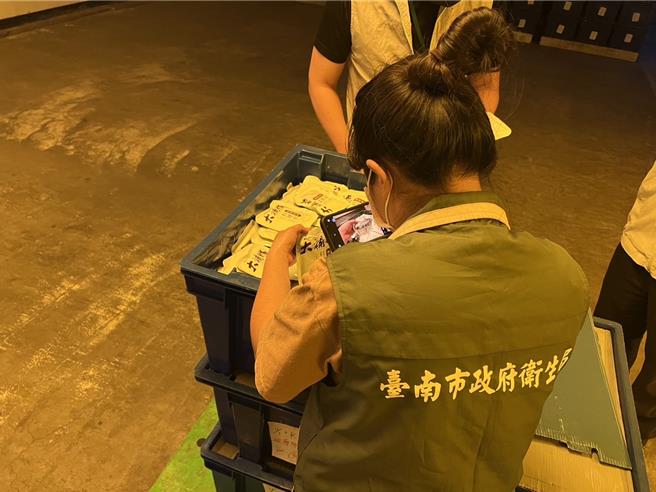 台南市衛生局與消保管稽查生產泡麵的工廠，現場逐一檢視調理包的包裝。（衛生局提供／曹婷婷台南傳真）