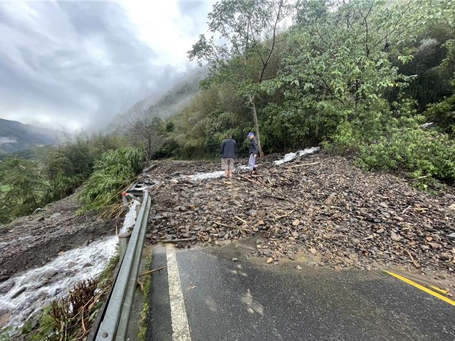 宜蘭縣教師職業工會呼籲縣府，補助偏鄉學校教職員工油費或交通費，以及額外投保傷害險要不應有差別待遇。工會也以昨天山區道路中斷為例，教師只能繞遠路返家。（宜蘭縣教師職業工會提供）