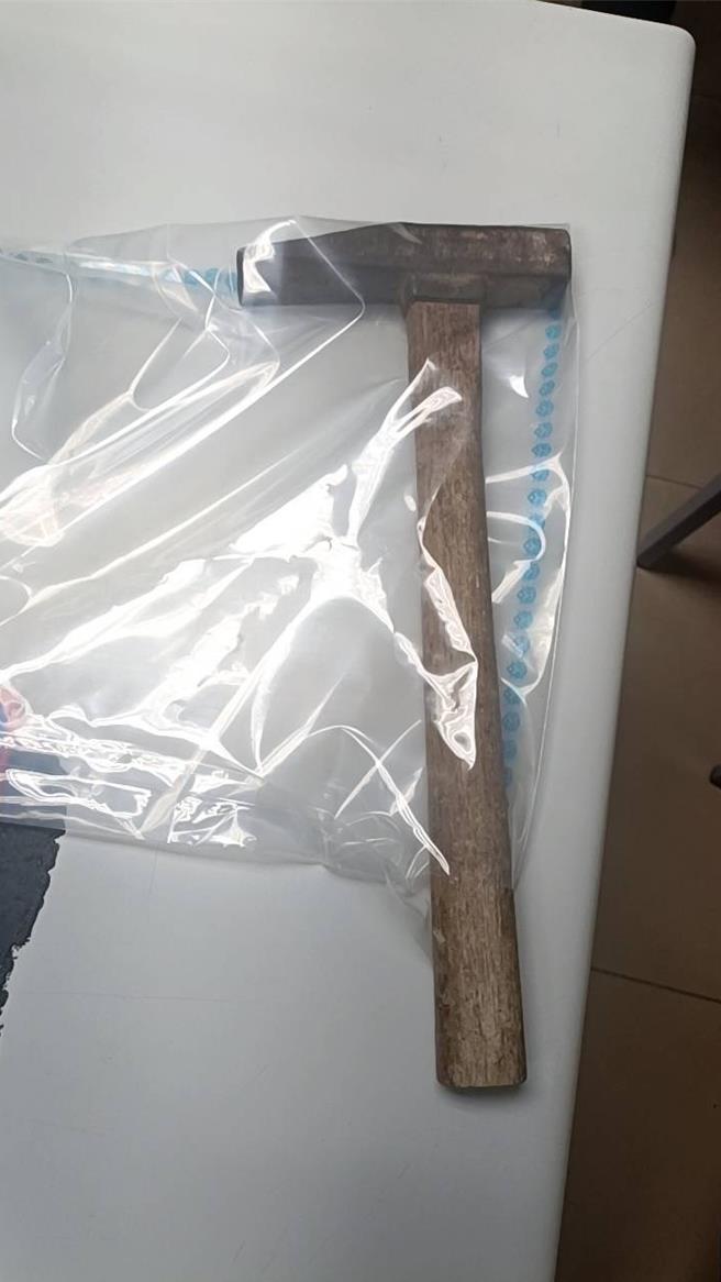 警方現場查扣的鐵鎚。（警方提供）