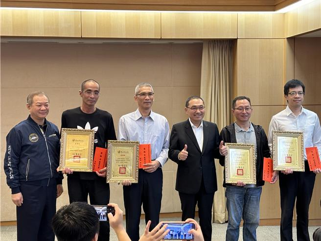 侯友宜一一颁奖给台北市警察局同仁薛先得、简先生、黎先生及李先生等4位见义勇为的民眾，并分别向他们致谢。（高钧麟摄）