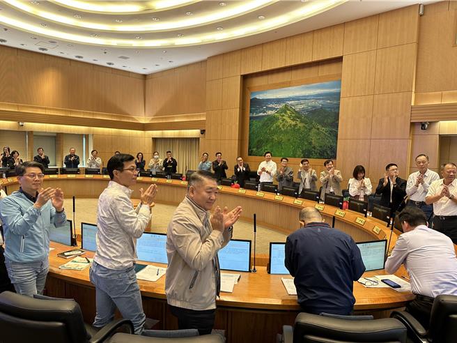 薛先得等4人离开时，市府全体局处首长起立鼓掌向4人致意。（高钧麟摄）