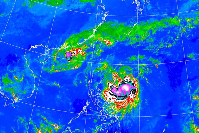 天兔颱風增強為中颱，暴風圈持續擴大，最快今深夜發布海上颱風警報。（中央氣象署提供）
