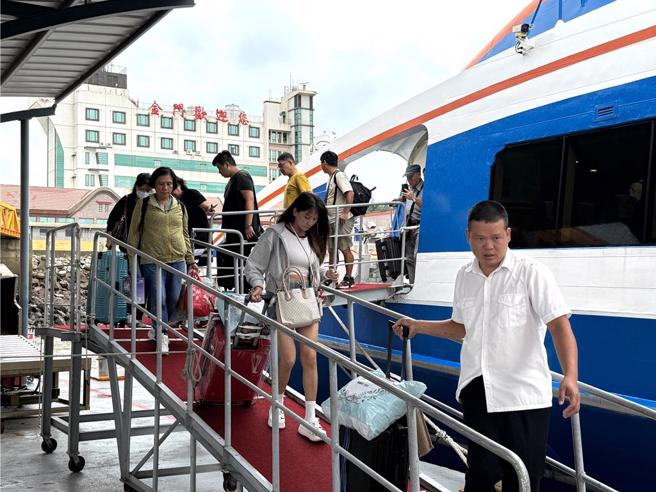 大陆恢復开放福建居民赴金门旅游签注后，陆客单日入金的人数屡攀高峰。(于家麒摄)