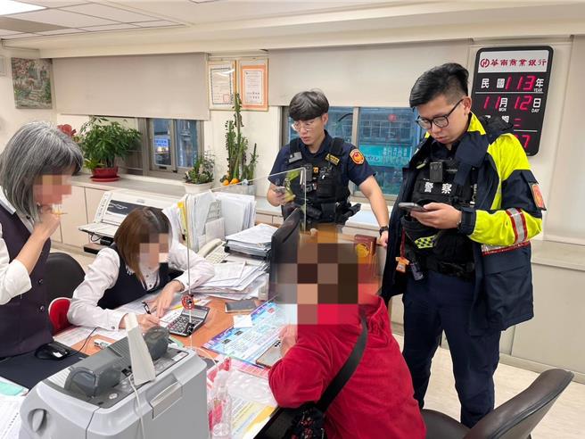基隆一名吳姓婦人透過臉書結識一名大陸籍「男網友」，一度想匯款10萬元給網友，幸好行員發現異狀聯繫警方，成功幫她保住積蓄。（基隆市警察局提供／徐佑昇基隆傳真）