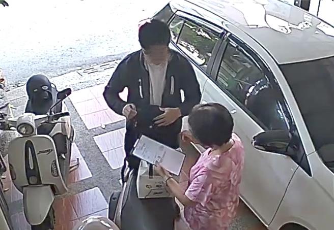 高雄警方近日偵破一件假投資真詐財的案子，圖為被害人與車手面交款項情形。（翻攝照片／林瑞益高雄傳真）