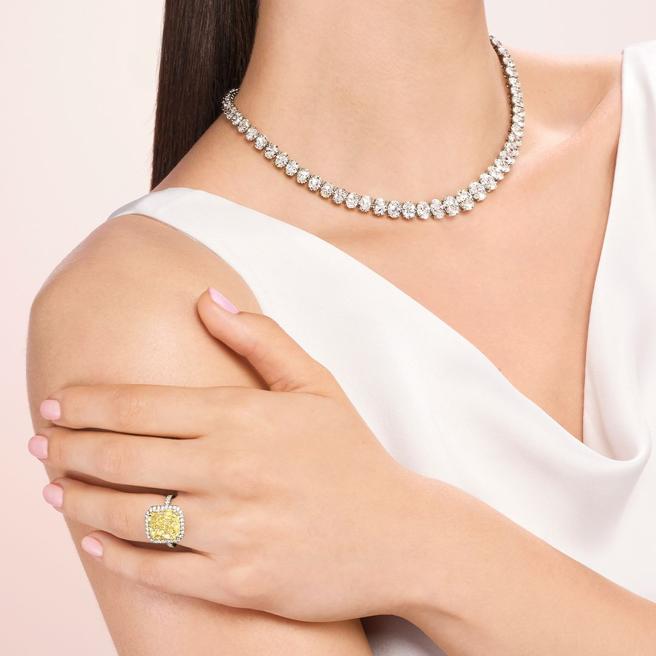 彩鑽和彩寶婚戒因價格持續穩定成長，值得投資。（Harry Winston提供）