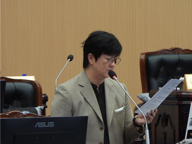 花莲今年天灾不断，投入第一线抢灾的消防人员工作权益跟劳动环境受到关注，县议员杨华美建议县府补足人力或编列预算突破加班费1.9万天花板。（罗亦晽摄）