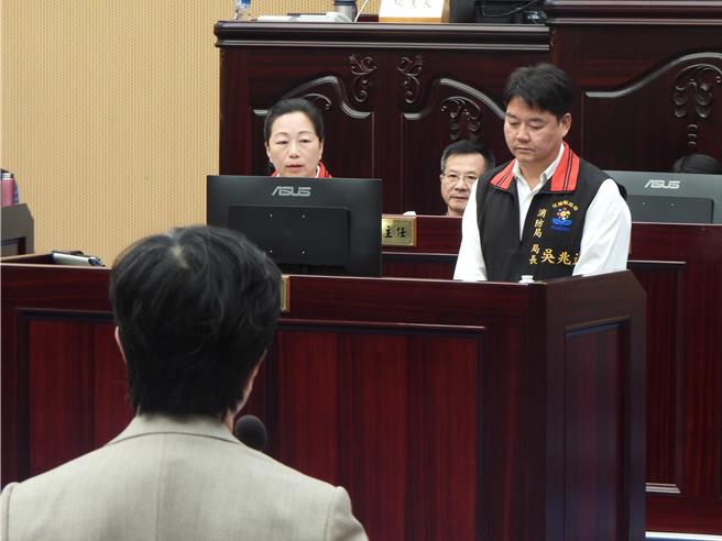 花莲今年天灾不断，投入第一线抢灾的消防人员工作权益跟劳动环境受到关注，县长徐榛蔚（左）跟消防局长吴兆远（右）说明县内消防基层的人力及出勤状况。（罗亦晽摄）