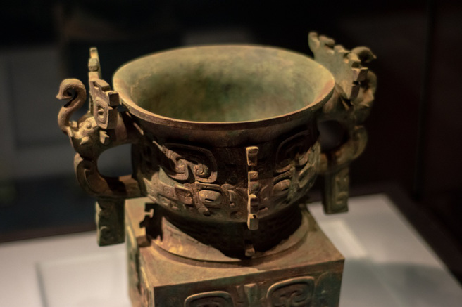 殷墟遺址出土的青銅器中刻有「神祕笑臉」，考古學家分析發現它其實是一個人名。（示意圖：Shutterstock／達志）