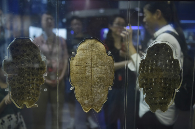 商朝人癡迷占卜，無論大小事都要用占卜決定，因此貞人的地位崇高。（示意圖：新華社）