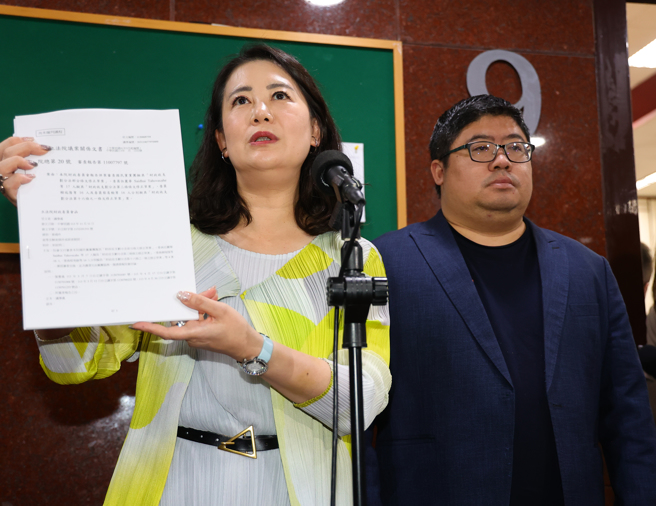 民进党立法院党团干事长吴思瑶（左）与立委蔡易余（右）13日在立法院群贤楼九楼大礼堂外接受联访。（刘宗龙摄）