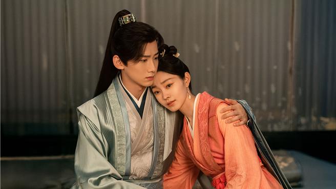 白敬亭（左）、宋轶合作《长风渡》后传出热恋消息。（中天娱乐台提供）