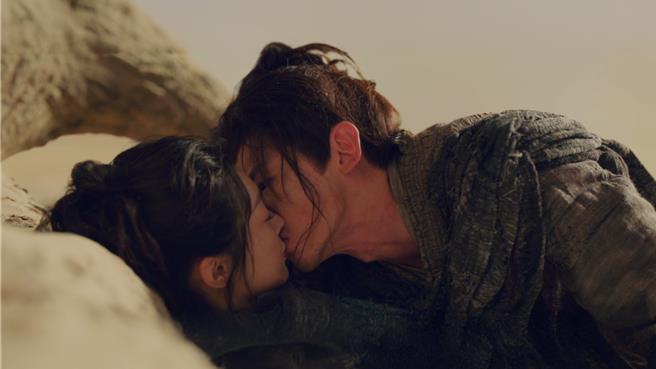 白敬亭（右）与宋轶在《长风渡》「沙漠喂血之吻」成经典名场面。（中天娱乐台提供）