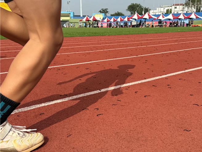 云林县秋季县长杯田径赛登场，斗南田径场跑道13日出现大量蚯蚓，比赛时选手不时踩到蚯蚓，虽不致影响比赛，但心里还是觉得「怪怪的」。（张朝欣摄）