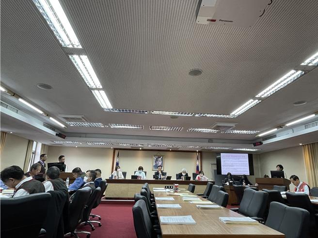 劳动部劳发署北基宜花金马分署员工疑遭分署长罢凌轻生，劳动部昨日起启动调查。劳动部劳动力发展署13日表示，本周将完成3场次约谈，之后会视情况补充程序，估计调查结论会在7到10天后出炉。（蔡佩珈摄）