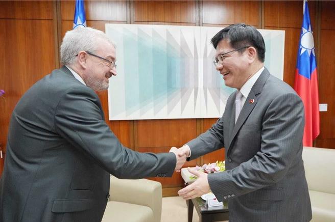 外交部長林佳龍12日接見捷克眾議院友台小組主席班達訪團一行。（外交部提供）