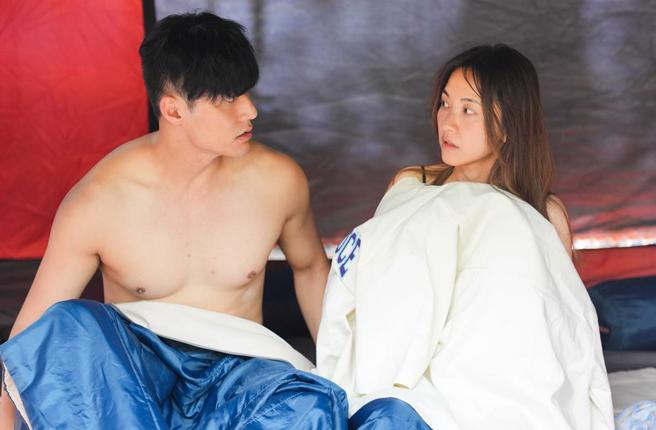 张睿家（左）大胆脱了，剧中和林玟谊一夜情。（东森超视、华视提供）