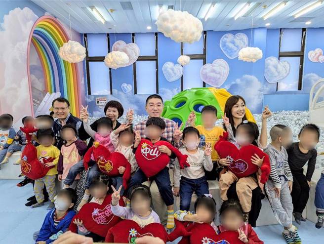 基隆市政府第6处室内儿童乐园开幕，基隆市长谢国梁与前来游玩的小朋友们同乐。（张志康摄）