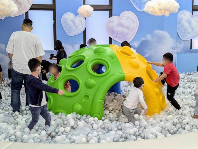 基隆市政府第6处室内儿童乐园开幕，基隆市长谢国梁与前来游玩的小朋友们同乐。（张志康摄）