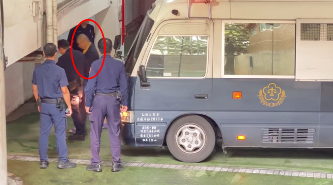 柯文哲确定延押后，向看守所主动要求理髮，北所尊重收容人意愿，提供电动推剪，让狱友帮柯理髮。（民眾提供）