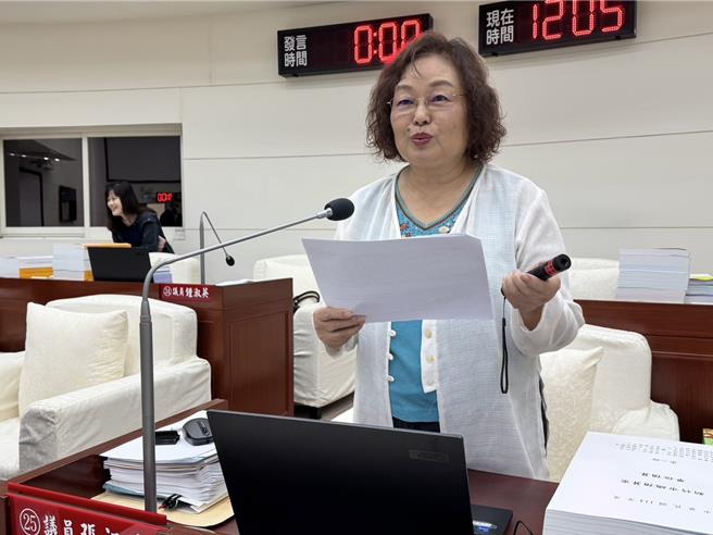 市议员张祖琰指出，今年新增2位全盲孩子，还有1位盲生因疾病视力逐渐恶化中，还有2位中度、4位轻度等视障，但专业视障教师仅有1名额，学生资源仍不足。（王惠慧摄）