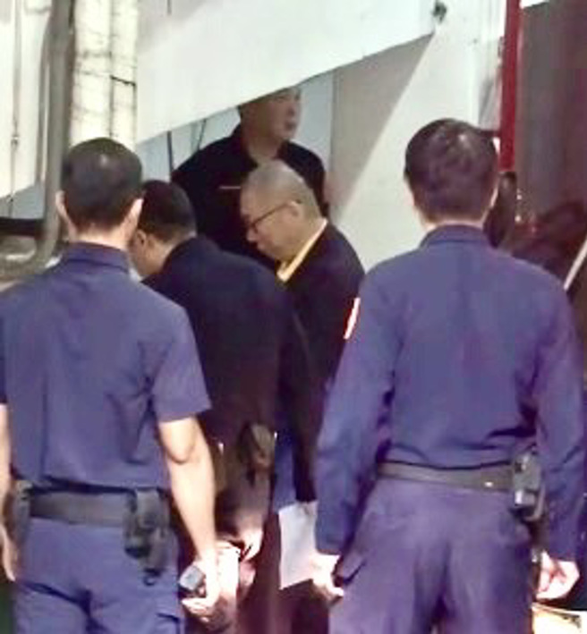 民眾黨主席柯文哲以光頭造型應訊。（民眾提供）