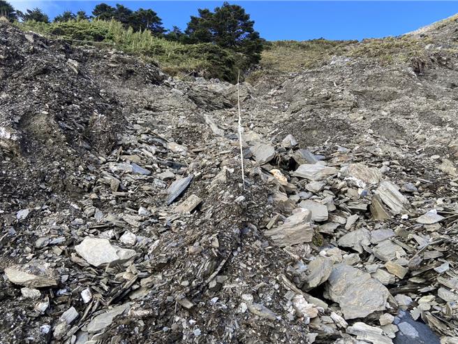 近日風災不斷，攀登上奇萊山稜線的步道與繩索，遭大量土石沖刷掩蓋。（太管處提供／羅亦晽花蓮傳真）