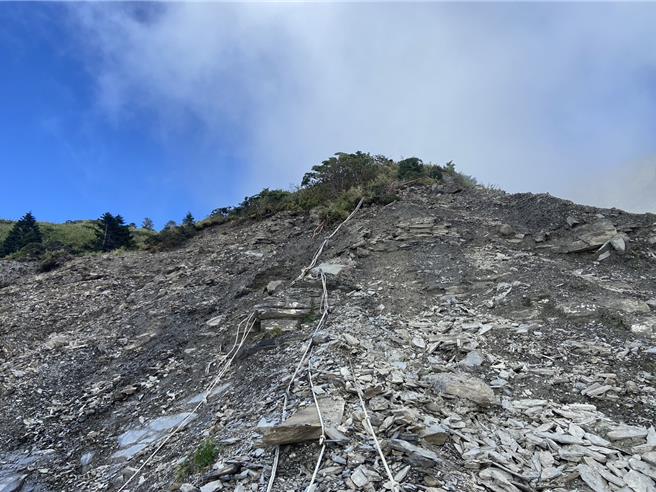 近日風災不斷，攀登上奇萊山稜線的步道與繩索，遭大量土石沖刷掩蓋。（太管處提供／羅亦晽花蓮傳真）