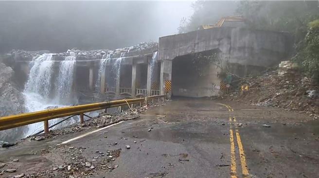 受康芮颱風影響，中橫公路多處邊坡坍方，羊頭山登山口也因此遭大量土石覆蓋，步道暫時封閉。（太管處提供／羅亦晽花蓮傳真）