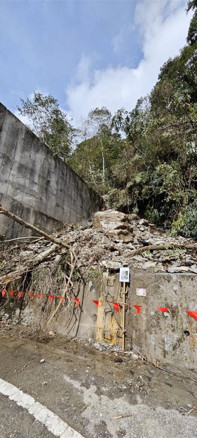 受康芮颱風影響，中橫公路多處邊坡坍方，羊頭山登山口也因此遭大量土石覆蓋，步道暫時封閉。（太管處提供／羅亦晽花蓮傳真）