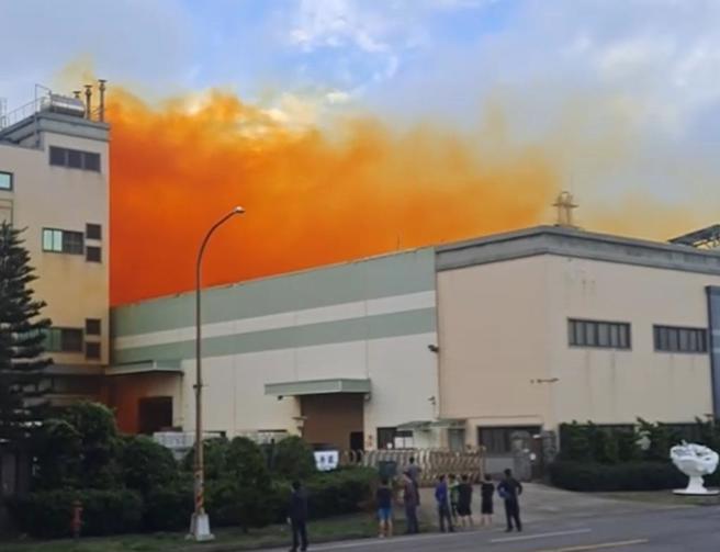 桃园市观音区环科路上1间环境科技公司，13日上午7时许在做硝酸卸收时发生，因酸性液体接触金属物品产生反应，并产生黄棕色气体。（民眾提供／廖姮玥桃园传真）