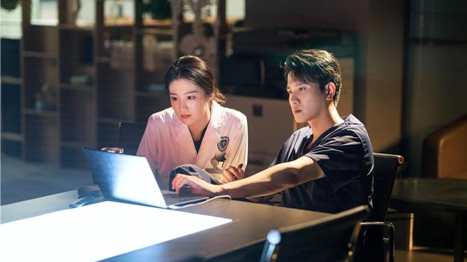 王楚然（左）剧中大胆倒追13岁年上彭冠英。（爱尔达电视提供）