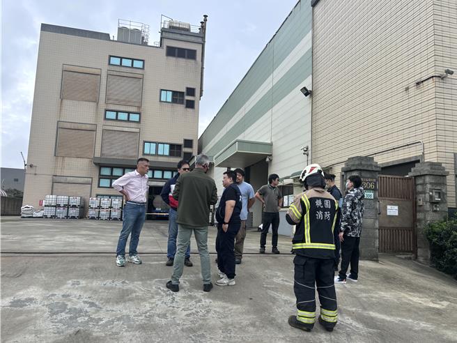 桃园市观音区环科路上1间环境科技公司，13日上午7时许在做硝酸卸收时发生，因酸性液体接触金属物品产生反应，并产生黄棕色气体。（廖姮玥摄）